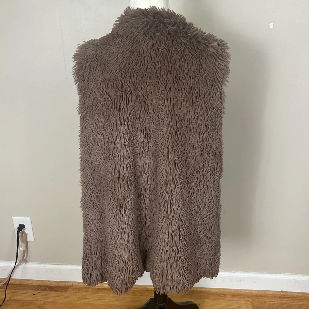 Betsy Johnson brown faux fur long fluffy vest pockets
